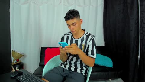 Snapshot of max_wild01 chatting on 01/21/25, 03:43 MAX online show from 01/21/25, 03:43