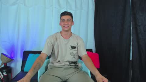 Snapshot of max_wild01 chatting on 01/24/25, 08:23 MAX online show from 01/24/25, 08:23