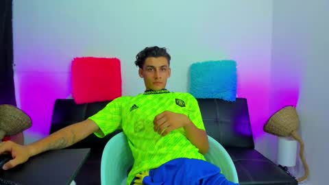 Snapshot of max_wild01 chatting on 09/11/25, 06:02 MAX online show from 09/11/25, 06:02