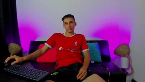 Snapshot of max_wild01 chatting on 09/23/25, 07:00 MAX online show from 09/23/25, 07:00