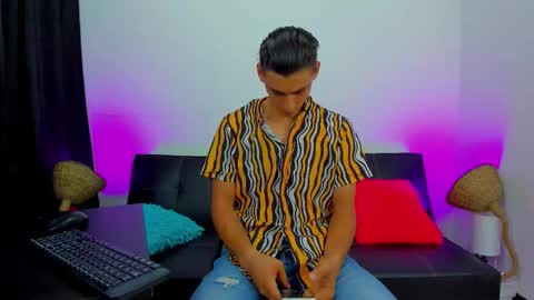 Snapshot of max_wild01 chatting on 09/25/25, 06:11 MAX online show from 09/25/25, 06:11