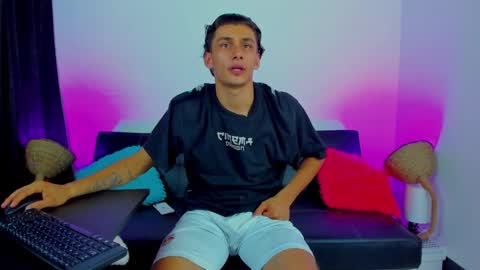 Snapshot of max_wild01 chatting on 09/30/25, 01:43 MAX online show from 09/30/25, 01:43