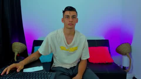 Snapshot of max_wild01 chatting on 10/08/25, 05:32 MAX online show from 10/08/25, 05:32