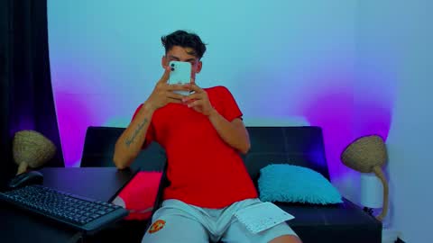 Snapshot of max_wild01 chatting on 10/13/25, 06:02 MAX online show from 10/13/25, 06:02