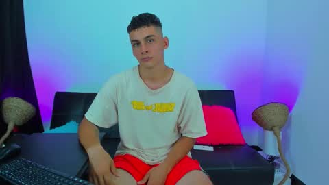 Snapshot of max_wild01 chatting on 10/23/25, 03:00 MAX online show from 10/23/25, 03:00