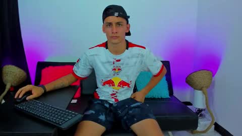 Snapshot of max_wild01 chatting on 10/27/25, 02:59 MAX online show from 10/27/25, 02:59