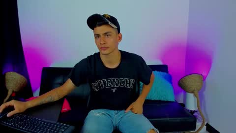 Snapshot of max_wild01 chatting on 10/31/25, 01:28 MAX online show from 10/31/25, 01:28