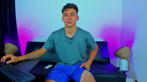 Snapshot of max_wild01 chatting on 11/04/25, 09:19 MAX online show from 11/04/25, 09:19