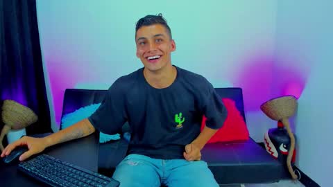 Snapshot of max_wild01 chatting on 11/17/25, 08:20 MAX online show from 11/17/25, 08:20