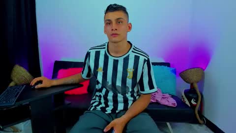 Snapshot of max_wild01 chatting on 11/29/25, 04:48 MAX online show from 11/29/25, 04:48