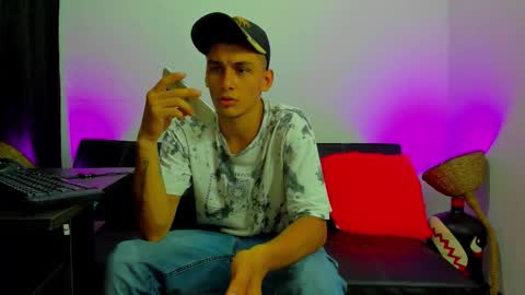 Snapshot of max_wild01 chatting on 12/19/25, 06:04 MAX online show from 12/19/25, 06:04