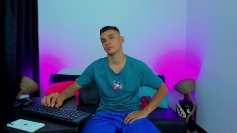 Snapshot of max_wild01 chatting on 02/15/26, 07:51 MAX online show from 02/15/26, 07:51