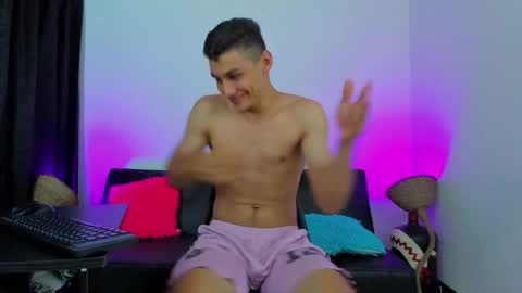 Snapshot of max_wild01 chatting on 03/22/26, 09:13 MAX online show from 03/22/26, 09:13