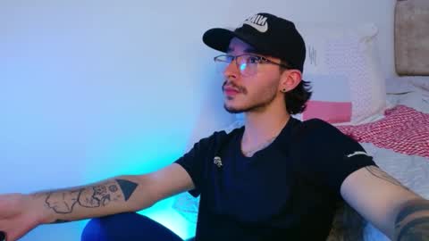 Snapshot of maxbends chatting on 12/17/25, 05:35 maxbends online show from 12/17/25, 05:35