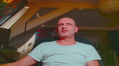 Snapshot of maxhardcore77 chatting on 11/18/25, 09:25 maxhardcore77 online show from 11/18/25, 09:25