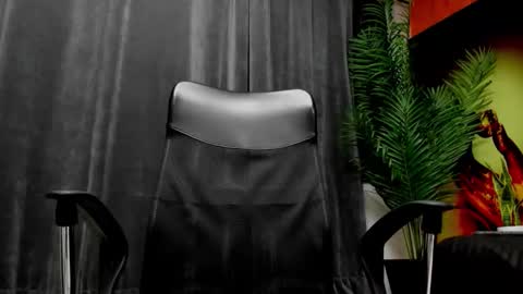 Snapshot of maxi_styles chatting on 02/14/26, 11:40 Alex online show from 02/14/26, 11:40