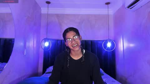 Snapshot of maxim_walker chatting on 11/18/25, 03:23 maxim online show from 11/18/25, 03:23