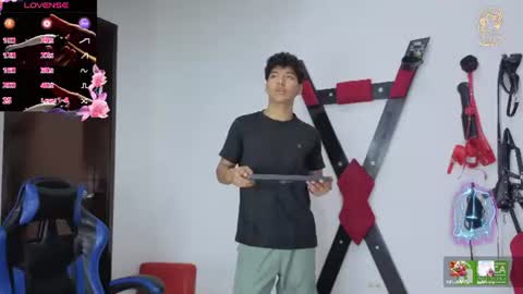 Snapshot of maximiliano_kh4lil chatting on 06/19/26, 01:04 Maximiliano online show from 06/19/26, 01:04