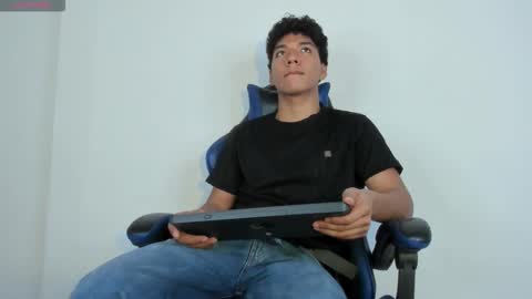 Maximiliano online show from 03/22/26, 07:39