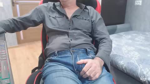 Snapshot of maximus3334 chatting on 11/07/25, 11:32 maximus3334 online show from 11/07/25, 11:32