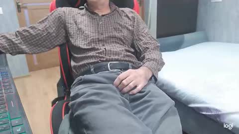 Snapshot of maximus3334 chatting on 11/25/25, 09:53 maximus3334 online show from 11/25/25, 09:53