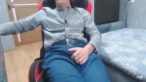 Snapshot of maximus3334 chatting on 04/15/26, 11:28 maximus3334 online show from 04/15/26, 11:28