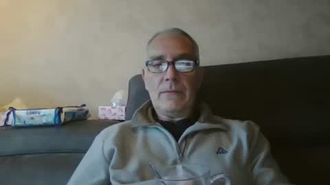 Snapshot of maxou569 chatting on 10/06/25, 06:44 maxou569 online show from 10/06/25, 06:44