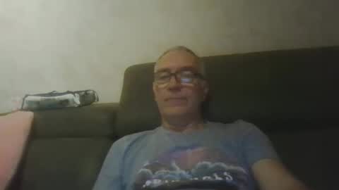 Snapshot of maxou569 chatting on 11/02/25, 06:27 maxou569 online show from 11/02/25, 06:27