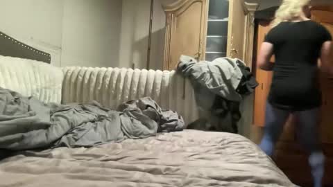 Snapshot of maxpowers264 chatting on 12/22/25, 04:42 maxpowers264 online show from 12/22/25, 04:42