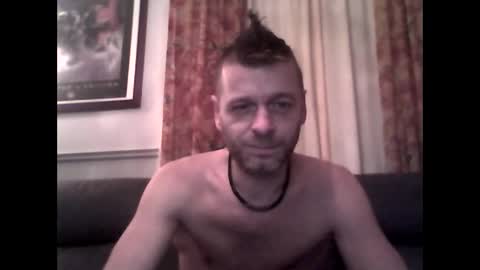 Snapshot of maxthewolf chatting on 11/04/25, 11:04 MaxTheWolf online show from 11/04/25, 11:04