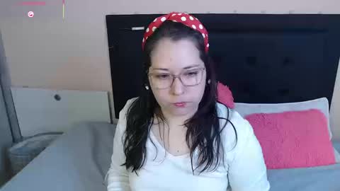 Snapshot of may_bloom chatting on 09/17/25, 01:24 May online show from 09/17/25, 01:24