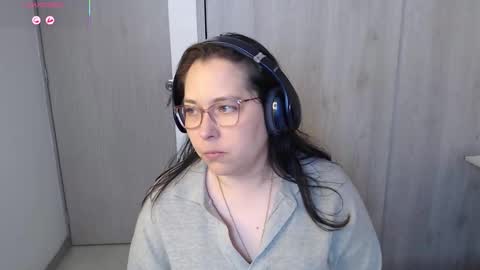 Snapshot of may_bloom chatting on 10/18/25, 08:20 May online show from 10/18/25, 08:20