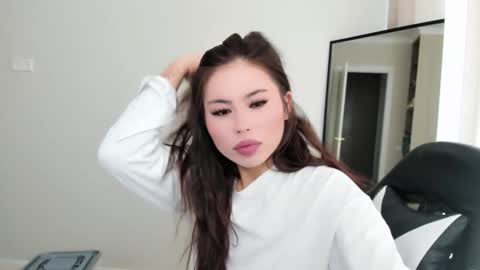 Snapshot of may_mia chatting on 10/26/25, 04:29 Mia online show from 10/26/25, 04:29