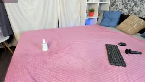 Snapshot of may_want chatting on 04/18/26, 12:42 Leila online show from 04/18/26, 12:42