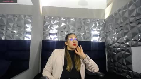 Maya online show from 10/06/25, 10:51