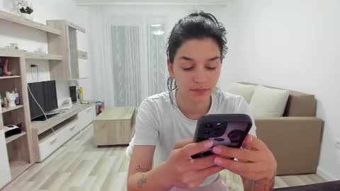 Snapshot of maya_and_guests chatting on 05/17/26, 02:09 Maya online show from 05/17/26, 02:09