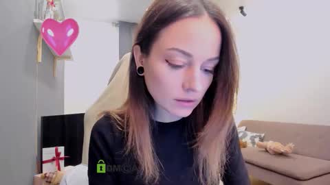 Snapshot of maya_l chatting on 12/15/25, 03:27 Maya online show from 12/15/25, 03:27