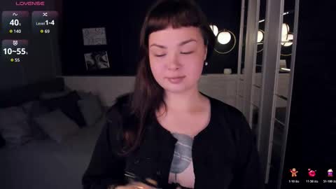 Woman online show from 11/12/25, 01:55