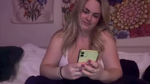 Snapshot of mayabellof chatting on 12/10/24, 03:09 Maya Belle online show from 12/10/24, 03:09