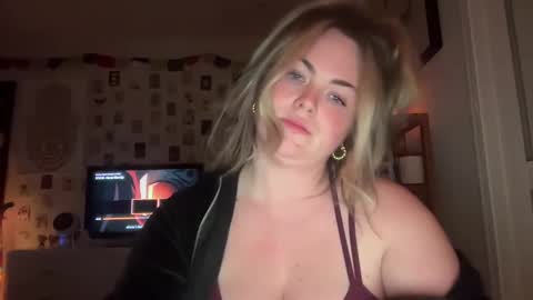 Snapshot of mayabellof chatting on 03/08/25, 01:39 Maya Belle online show from 03/08/25, 01:39