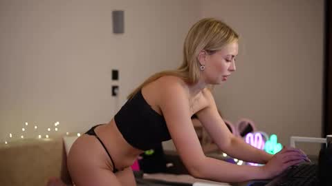 Snapshot of mayarayy chatting on 11/02/25, 04:26 M A Y A online show from 11/02/25, 04:26