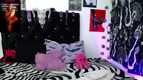 Snapshot of mayaredd chatting on 11/18/25, 11:48 mayaredd online show from 11/18/25, 11:48