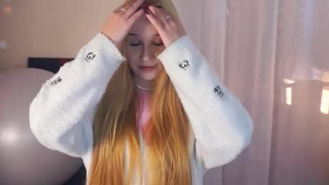 Snapshot of maybellebyone chatting on 12/22/25, 03:53 Milina online show from 12/22/25, 03:53