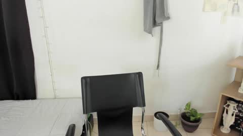 Snapshot of mazikeen_18 chatting on 01/06/25, 04:23 mazikeen_18 online show from 01/06/25, 04:23