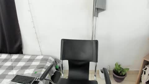 Snapshot of mazikeen_18 chatting on 03/01/25, 04:44 mazikeen_18 online show from 03/01/25, 04:44