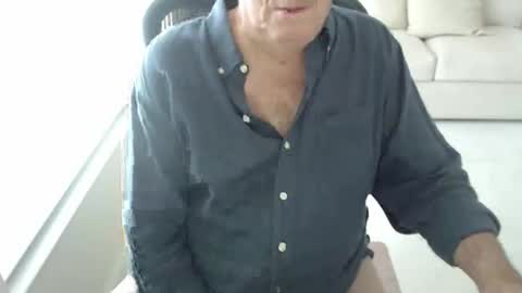 Snapshot of mbeastie chatting on 12/04/25, 02:15 Beastie online show from 12/04/25, 02:15