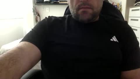 Snapshot of mbotve chatting on 04/14/26, 02:01 VzlaMan online show from 04/14/26, 02:01