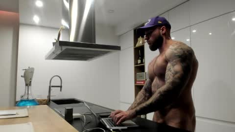 Snapshot of mealphamale chatting on 04/15/26, 04:25 Alpha Male online show from 04/15/26, 04:25