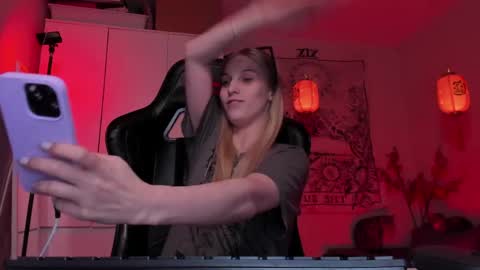 Snapshot of meandmaboy chatting on 04/19/26, 09:17 Anna online show from 04/19/26, 09:17