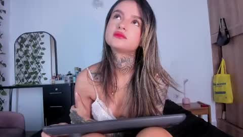 Snapshot of medussa13 chatting on 04/23/26, 12:15 medussa13 online show from 04/23/26, 12:15